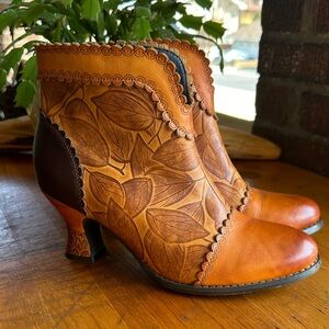 L’ Artiste Leafeel Carmel Booties leather leaf motif Victorian inspired. Sz 38/8